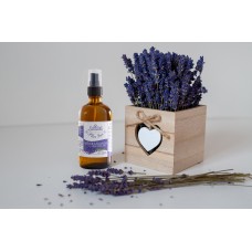 Set cadou cu apă florală și aranjament în cutie din lemn